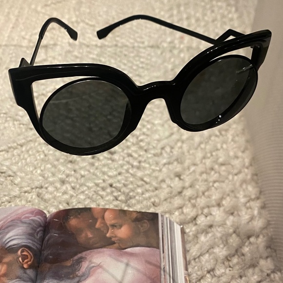 Fendi sunglasses ✨ main image 4